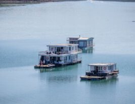 What Floating Hotels or Boathouses Are Available in London?