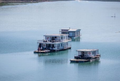 Floating Hotels - The Kraalbaai Lifestyle Houseboats in Sout Africa